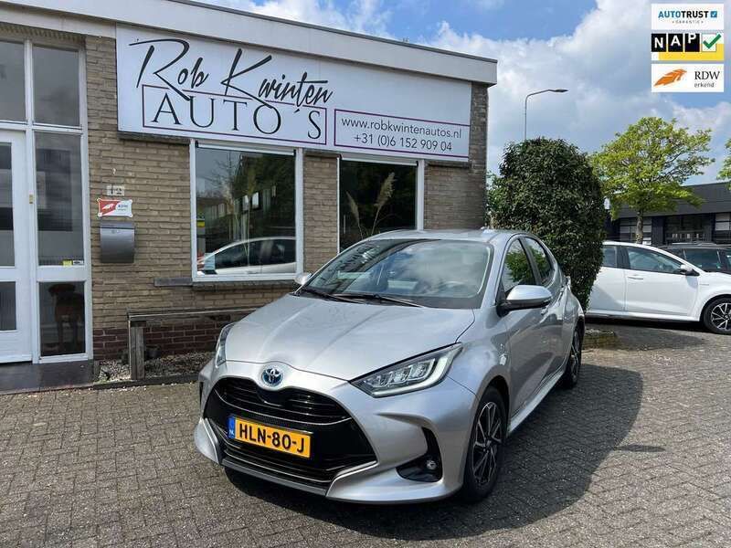 Grijs, metallic lak Gebruikt 2023 Toyota Yaris Hybrid Business Edition Hatchback | € 22.950 (Eerlijke prijs) - Afbeelding 1/4