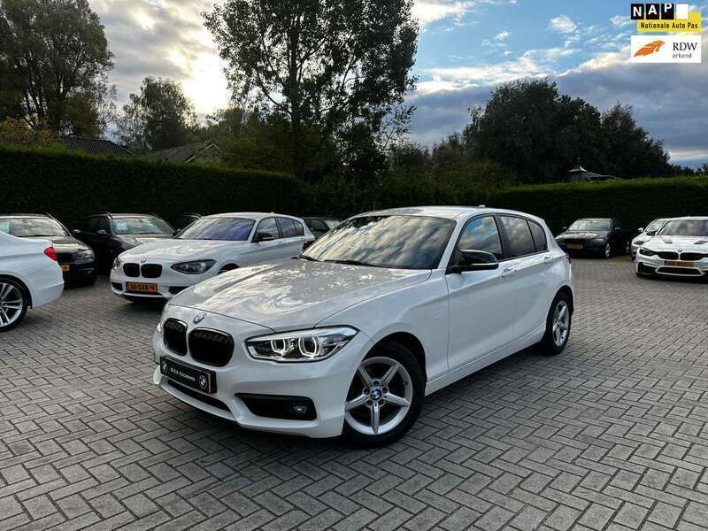 Wit, metallic lak Gebruikt 2017 BMW 118 Executive Hatchback | € 12.950 (Goede deal) - Afbeelding 1/4