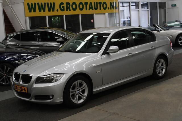 Grijs Gebruikt 2009 BMW 316 Sedan | € 6.944 (Eerlijke prijs) - Afbeelding 1/4
