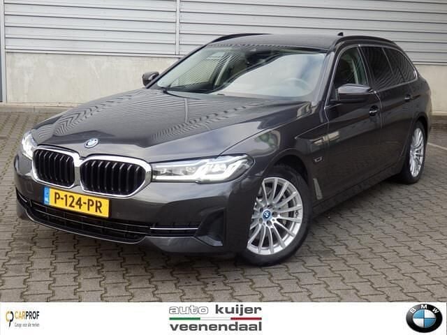 Grijs (metallic) Gebruikt 2022 BMW 520 Sport Line Stationwagen | € 33.940 (Goede deal) - Afbeelding 1/4