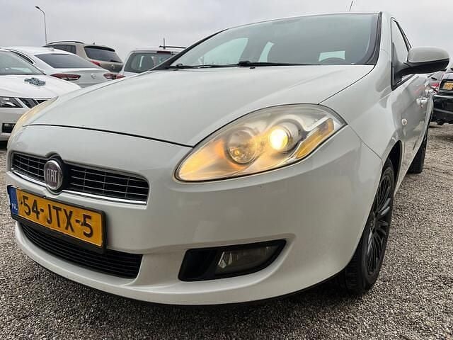 Wit Occasion 2009 Fiat Bravo Hatchback | € 2.250 (Goede deal) - Afbeelding 1/4