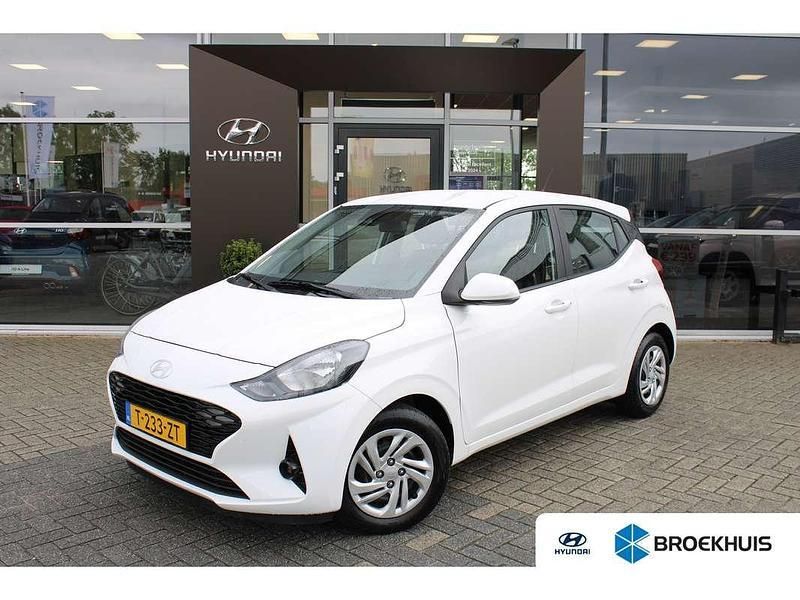 Wit Gebruikt 2023 Hyundai i10 Comfort Hatchback | € 14.900 (Eerlijke prijs) - Afbeelding 1/4