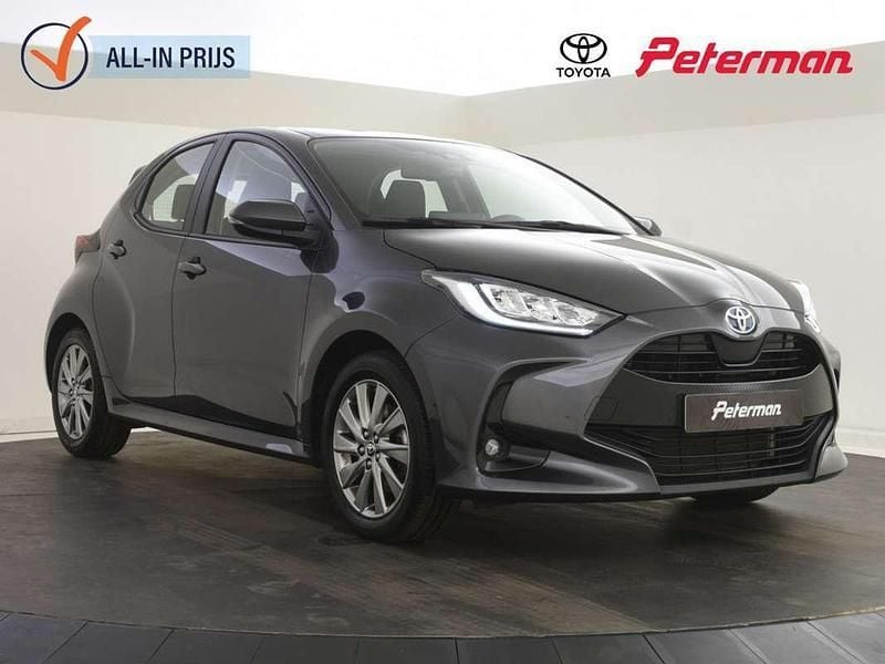 Grijs Gebruikt 2024 Toyota Yaris Hybrid Hatchback | € 23.499 (Eerlijke prijs) - Afbeelding 1/4