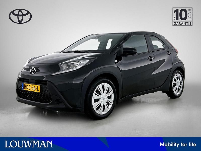 Zwart Occasion 2025 Toyota Aygo X Play SUV | € 18.400 (Eerlijke prijs) - Afbeelding 1/4