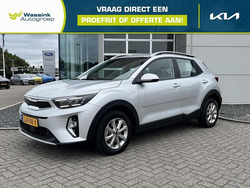 Grijs Gebruikt 2024 Kia Stonic SUV | € 23.895 (Eerlijke prijs) - Afbeelding 1/4