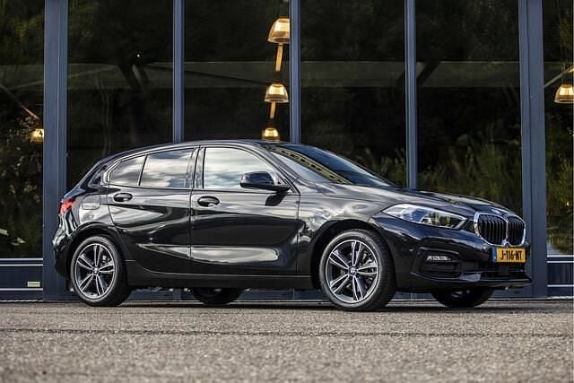Zwart Gebruikt 2020 BMW 118 Executive Hatchback | € 19.500 (Goede deal) - Afbeelding 1/4