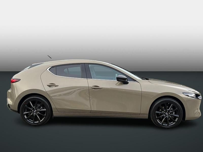 Nieuw Mazda 3 Homura-Line 140 PK (102 kW) 2026 Zircon sand metallic (48t) Hatchback