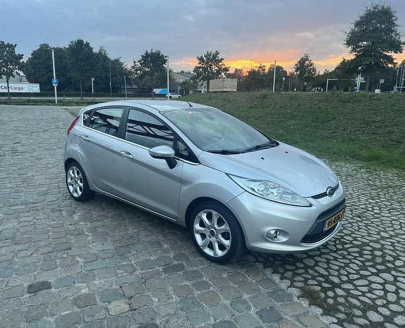 Grijs Gebruikt 2011 Ford Fiesta Titanium Hatchback | € 3.950 (Goede deal) - Afbeelding 1/4