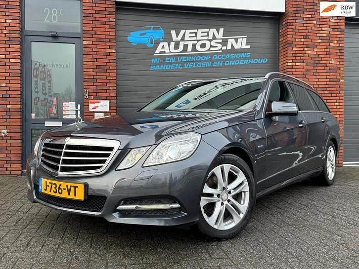 Grijs (metallic) Occasion 2011 Mercedes E200 Avantgarde Stationwagen | € 12.950 (Iets duurder) - Afbeelding 1/4