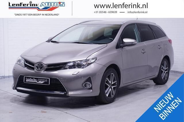 Grijs, metallic lak Gebruikt 2015 Toyota Auris Edition Stationwagen | € 14.400 - Afbeelding 1/4