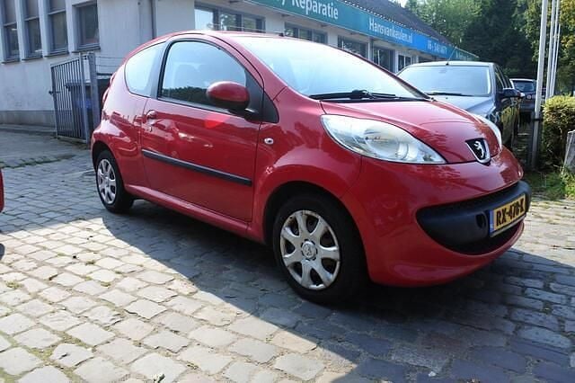 Rood Gebruikt 2007 Peugeot 107 Urban Move Hatchback | € 1.495 (Goede deal) - Afbeelding 1/4