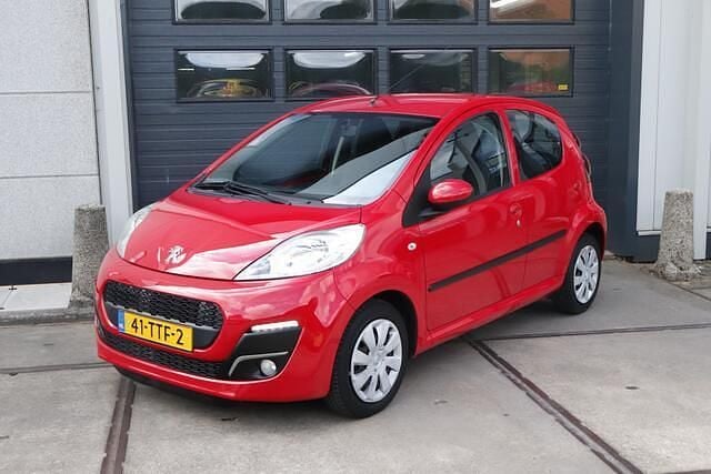 Rood Gebruikt 2012 Peugeot 107 Active Hatchback | € 4.750 (Eerlijke prijs) - Afbeelding 1/4