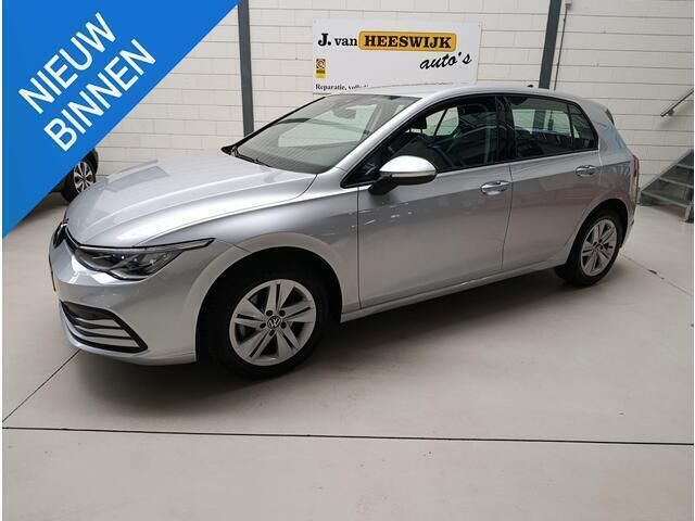 Grijs, metallic lak Gebruikt 2021 VW Golf VIII Life Hatchback | € 21.950 (Eerlijke prijs) - Afbeelding 1/4