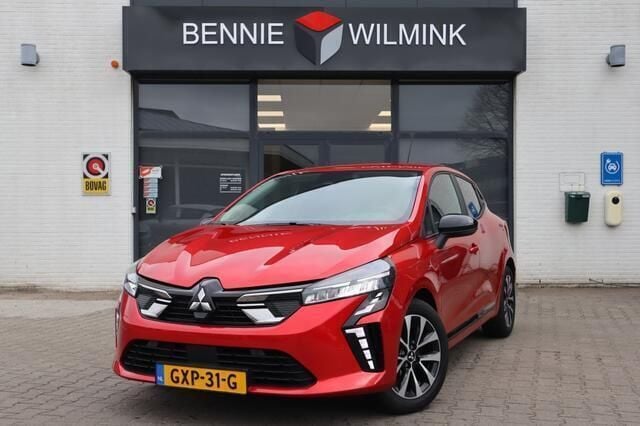 Sunrise red (rood metallic) Gebruikt 2025 Mitsubishi Colt Intense Hatchback | € 21.895 (Eerlijke prijs) - Afbeelding 1/4