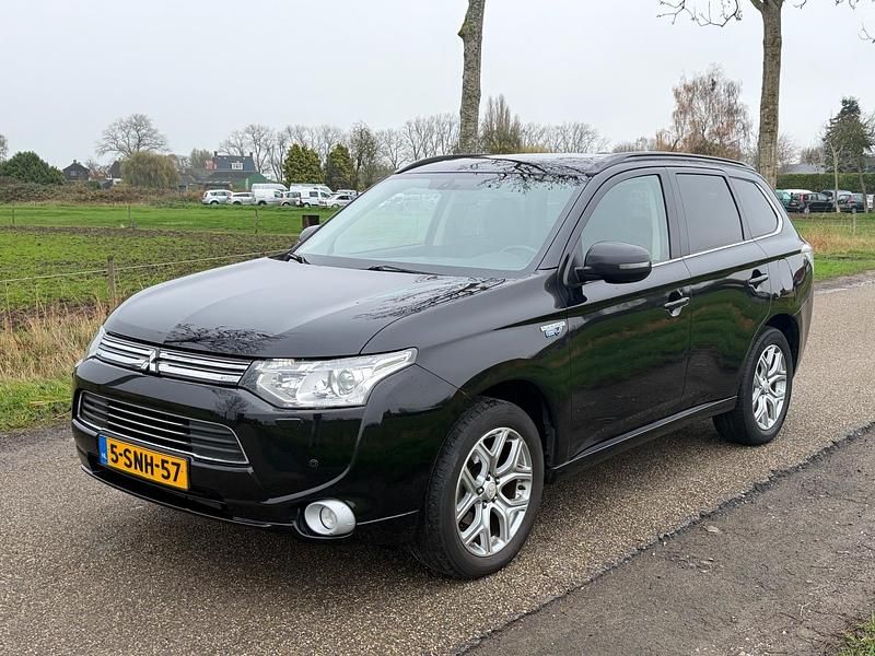 Zwart Gebruikt 2013 Mitsubishi Outlander Instyle SUV | € 10.550 (Eerlijke prijs) - Afbeelding 1/4