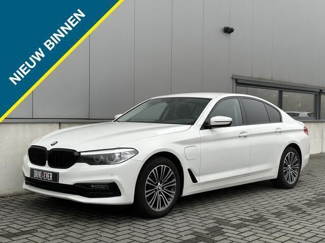 Wit, metallic lak Gebruikt 2020 BMW 530e Sedan | € 29.995 (Goede deal) - Afbeelding 1/4