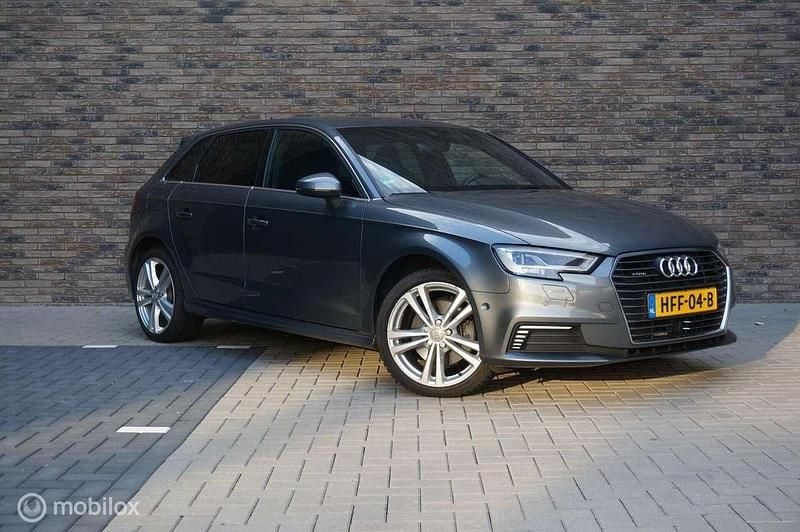 Grijs Gebruikt 2020 Audi A3 Sportback e-tron S-Line Hatchback | € 22.900 (Super prijs) - Afbeelding 1/4