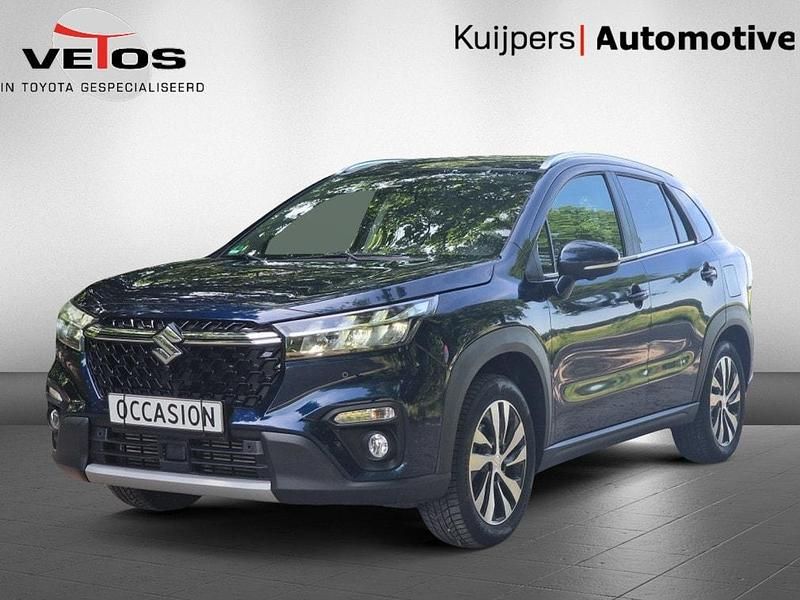 Blauw, metallic lak Gebruikt 2023 Suzuki SX4 S-Cross Style SUV | € 22.450 (Eerlijke prijs) - Afbeelding 1/4