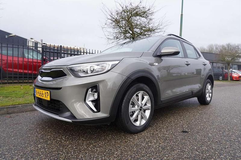 Groen (metallic) Occasion 2022 Kia Stonic SUV | € 16.945 (Goede deal) - Afbeelding 1/4
