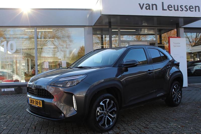 Grijs Occasion 2025 Toyota Yaris Cross Edition SUV | € 28.900 (Eerlijke prijs) - Afbeelding 1/4