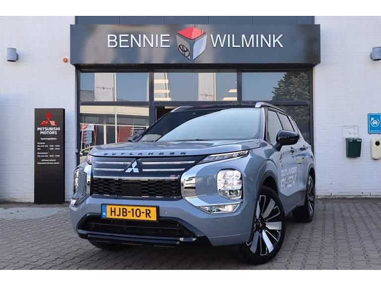 Moonstone grey (grijs metallic) Gebruikt 2025 Mitsubishi Outlander P-HEV Instyle SUV | € 57.995 - Afbeelding 1/4