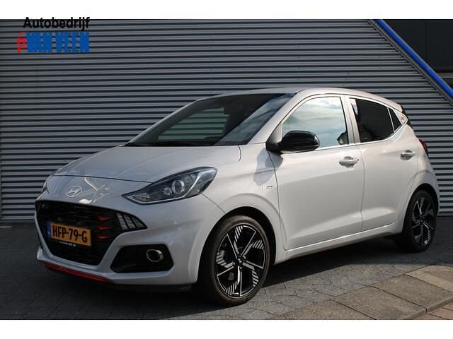 Lumen grey (grijs metallic) Gebruikt 2023 Hyundai i10 N Line Hatchback | € 18.945 (Eerlijke prijs) - Afbeelding 1/4