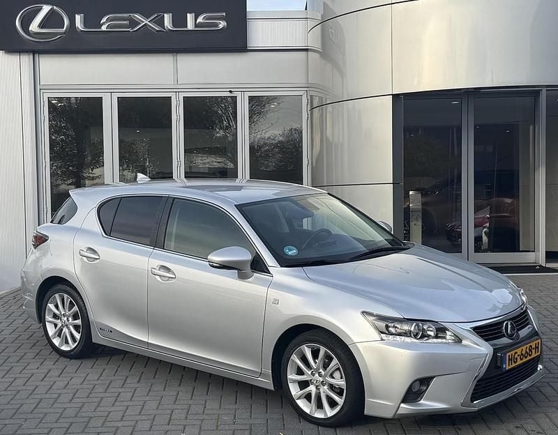 Grijs Gebruikt 2015 Lexus CT200h Hatchback | € 14.700 (Eerlijke prijs) - Afbeelding 1/4