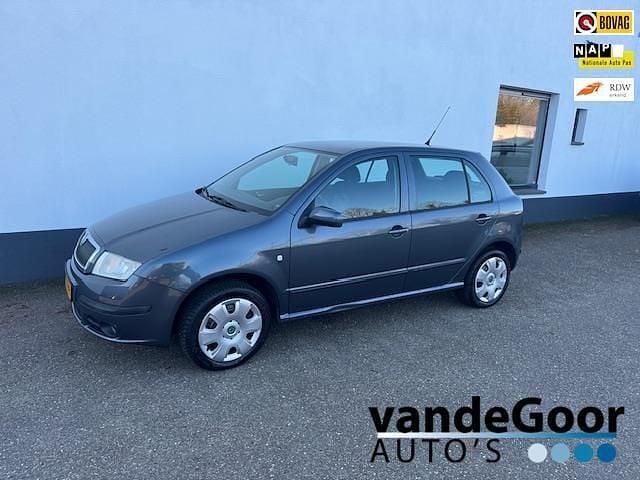 Grijs Gebruikt 2007 Skoda Fabia Hatchback | € 2.250 (Eerlijke prijs) - Afbeelding 1/4