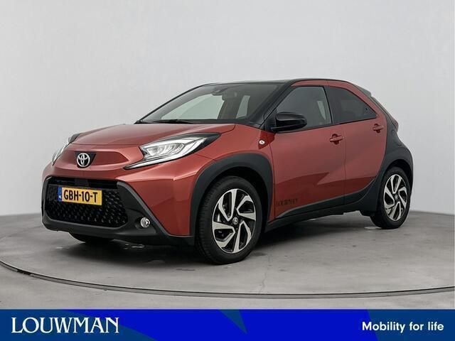 Rood Gebruikt 2024 Toyota Aygo Pulse Hatchback | € 23.950 (Eerlijke prijs) - Afbeelding 1/3