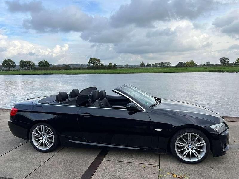 Zwart Gebruikt 2011 BMW 330 Cabriolet Executive Cabriolet | € 12.750 (Eerlijke prijs) - Afbeelding 1/4