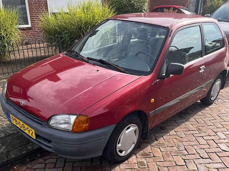 Rood Gebruikt 1996 Toyota Starlet Hatchback | € 1.250 (Goede deal) - Afbeelding 1/4
