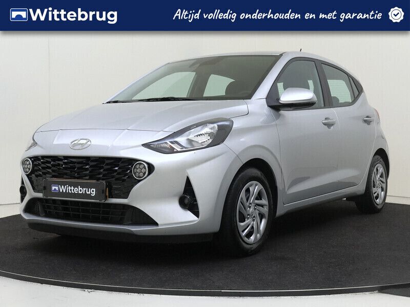 Grijs, metallic lak Gebruikt 2023 Hyundai i10 Comfort Hatchback | € 15.425 (Eerlijke prijs) - Afbeelding 1/3
