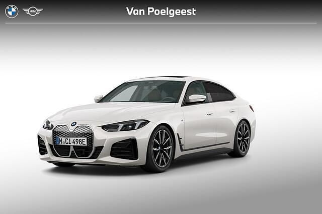 Mineralweiss metallic (wit metallic) Nieuw 2025 BMW i4 M Sport Sedan | € 71.277 (Super prijs) - Afbeelding 1/4