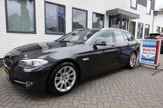 Grijs Gebruikt 2013 BMW 535 Executive Stationwagen | € 12.950 (Eerlijke prijs) - Afbeelding 1/4