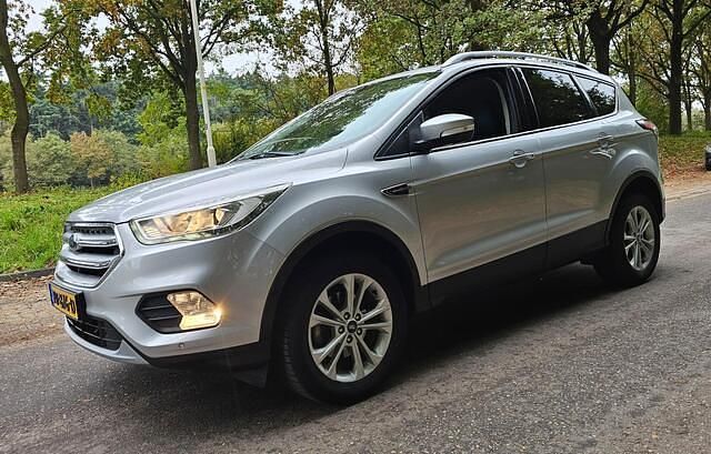 Grijs Gebruikt 2017 Ford Kuga Titanium SUV | € 12.950 (Eerlijke prijs) - Afbeelding 1/4