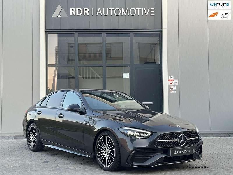 Grijs, metallic lak Gebruikt 2022 Mercedes C220 AMG line Sedan | € 44.250 (Goede deal) - Afbeelding 1/4