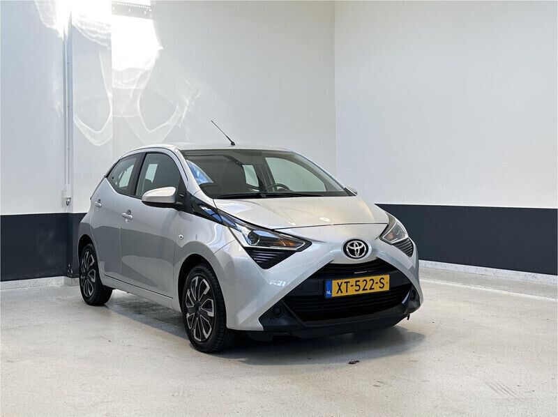 Grijs Gebruikt 2019 Toyota Aygo X-play Hatchback | € 9.649 (Eerlijke prijs) - Afbeelding 1/4