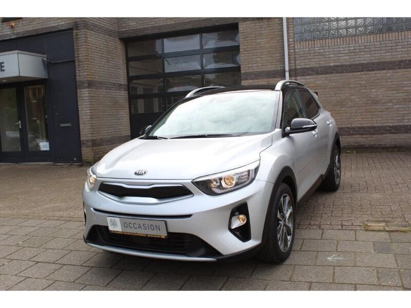 Grijs Gebruikt 2020 Kia Stonic SUV | € 22.445 (Eerlijke prijs) - Afbeelding 1/4