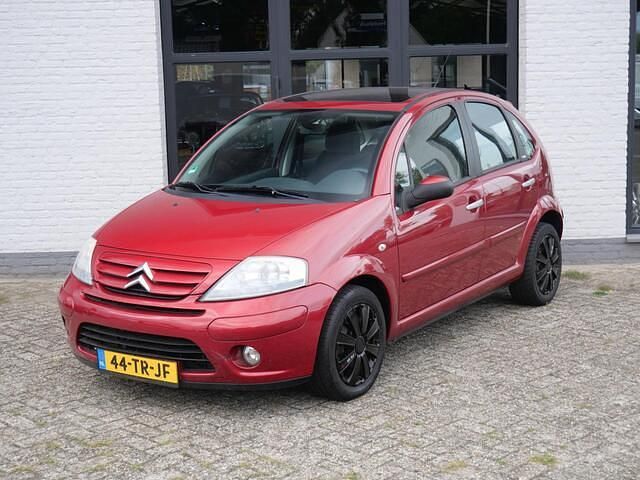 Rood, metallic lak Gebruikt 2007 Citroën C3 Exclusive Hatchback | € 3.500 (Eerlijke prijs) - Afbeelding 1/4