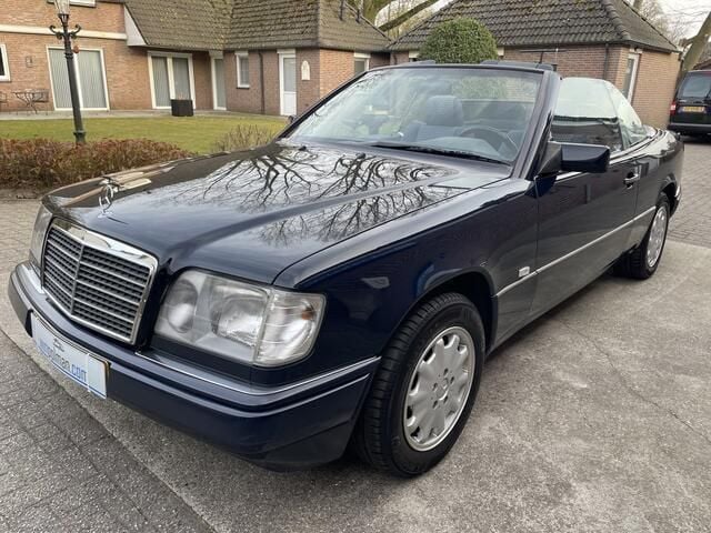 Blauw Occasion 1996 Mercedes E200 Cabriolet | € 28.750 - Afbeelding 1/4
