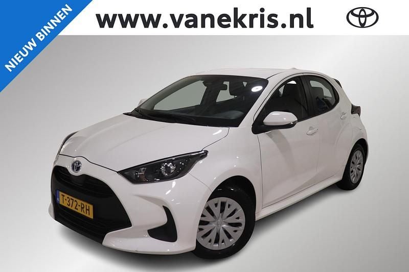 Wit Occasion 2023 Toyota Yaris Hybrid Active Hatchback | € 21.198 (Goede deal) - Afbeelding 1/4