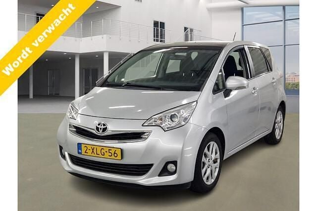 Grijs (metallic) Gebruikt 2014 Toyota Verso-S Trend MPV | € 13.399 (Eerlijke prijs) - Afbeelding 1/4
