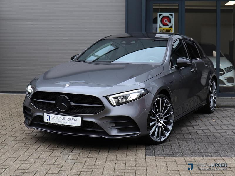 Grijs Gebruikt 2020 Mercedes A250 AMG Hatchback | € 30.850 (Eerlijke prijs) - Afbeelding 1/4