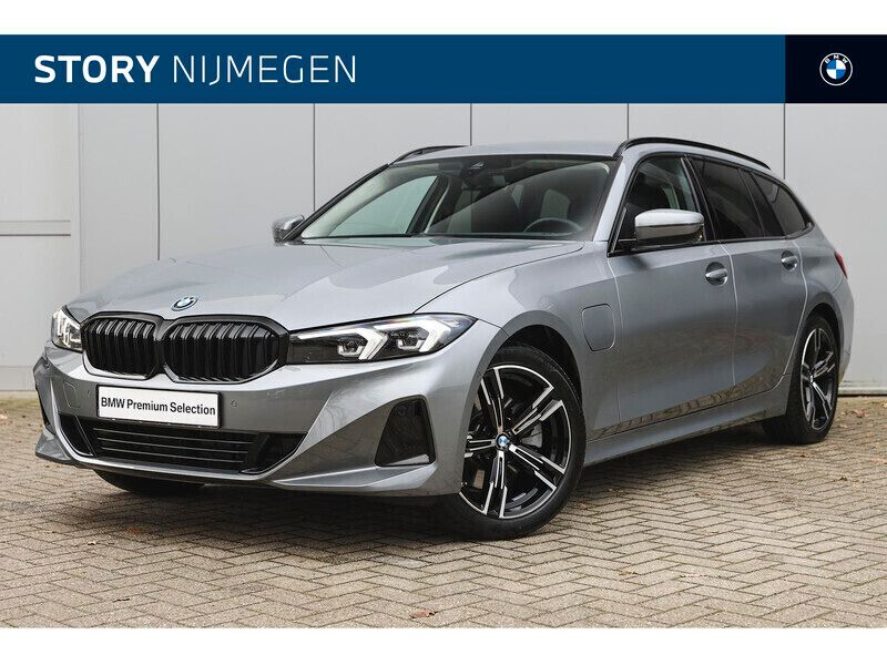 Skyscraper grey Gebruikt 2024 BMW 320e Shadowline Stationwagen | € 41.950 (Goede deal) - Afbeelding 1/4