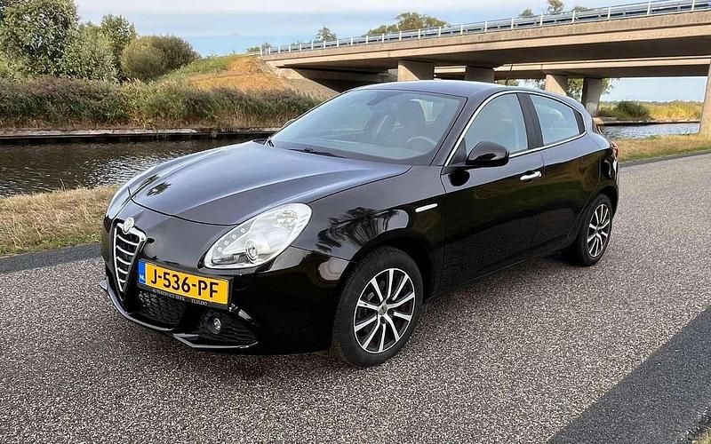 Zwart Gebruikt 2013 Alfa Romeo Giulietta Distinctive Hatchback | € 8.500 (Eerlijke prijs) - Afbeelding 1/4