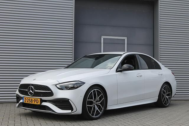 Wit Gebruikt 2023 Mercedes C180 AMG line Sedan | € 42.999 (Goede deal) - Afbeelding 1/4