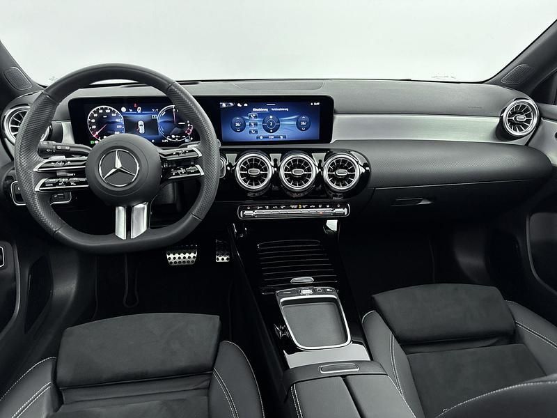 Occasion Mercedes A250 AMG line Plus 163 PK (119 kW) 2025 Zwart Hatchback