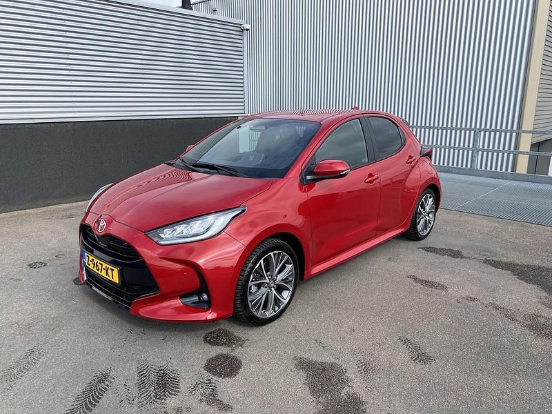 Occasion Toyota Yaris Hybrid Executive 131 PK (96 kW) 2024 Rood Hatchback