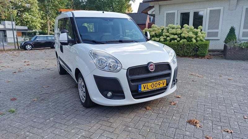 Wit (mat) Gebruikt 2015 Fiat Doblò MPV | € 4.750 (Super prijs) - Afbeelding 1/4