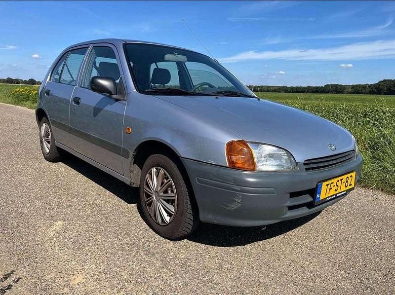 Grijs Occasion 1998 Toyota Starlet Hatchback | € 1.450 (Goede deal) - Afbeelding 1/4